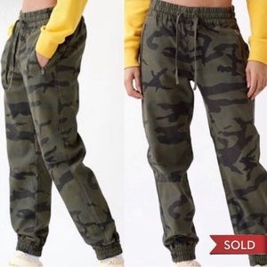Aritzia TNA Alix Pant (Camo)